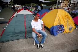 Familias de Cali cumplen ocho días viviendo bajo carpas tras terremoto: “Aquí está todo lo que tengo”