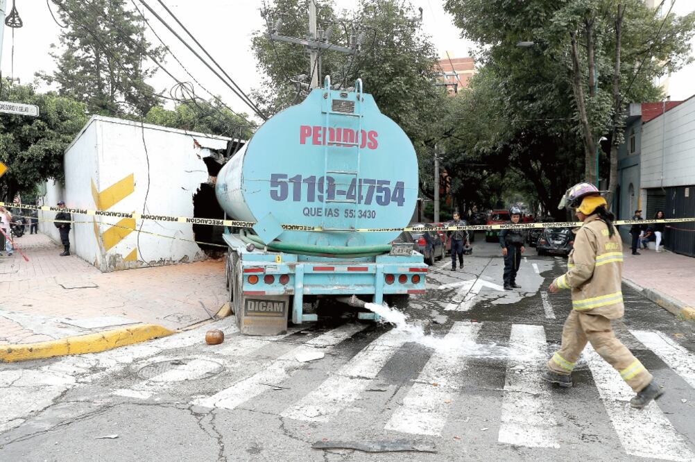 El conductor de la unidad declaró que el vehículo se quedó sin frenos cuando circulaba sobre la Avenida Constituyentes (ARCHIVO. EL UNIVERSAL)