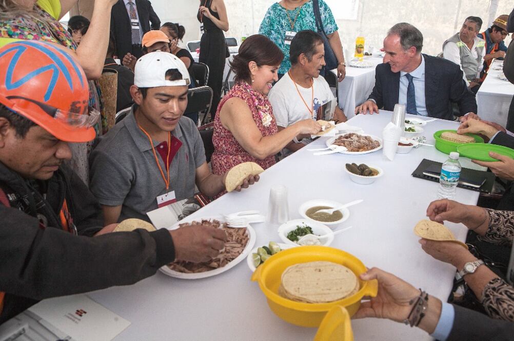 La titular de la Sedatu, Rosario Robles, convivió con trabajadores de la construcción con motivo de la celebración del Día de la Santa Cruz. En el acto, la secretaria también les hizo entrega de certificados de estudios (CRISTOPHER ROGEL BLANQUET)