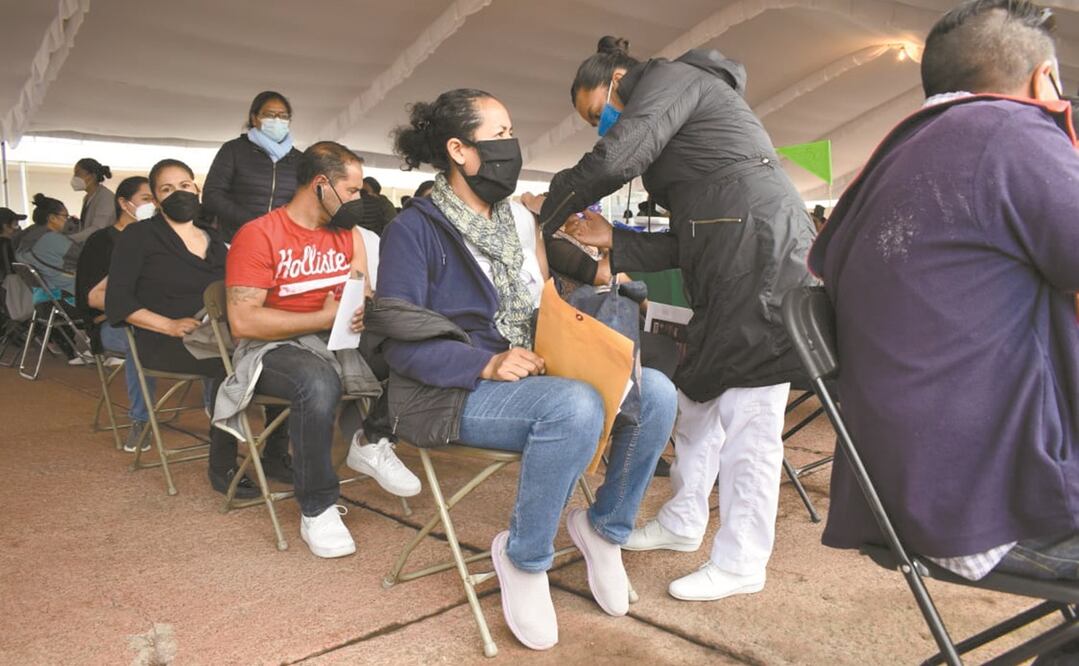 El Estadio Olímpico Universitario recibió a las personas de 40 a 49 años de las alcaldías Magdalena Contreras y Coyoacán para la aplicación de la segunda do si s de AstraZeneca. Foto: XAVIER MARTÍNEZ. OBTURADORMX