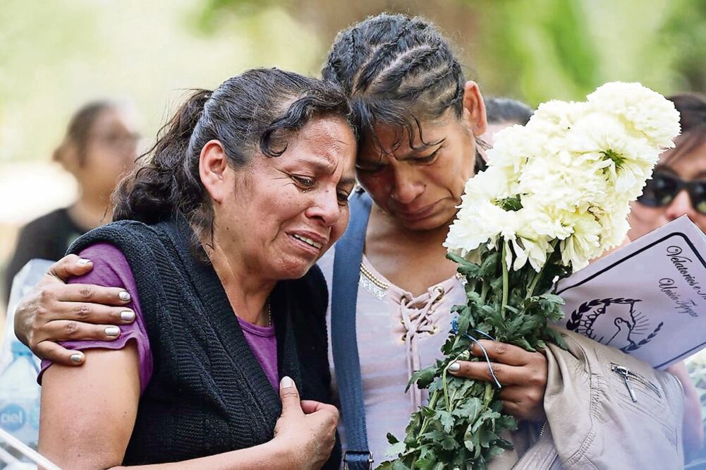 El jueves, en el entierro de su hijo Héctor, Adela Sarmiento y su hermana Lucila pidieron ayuda para que Sergio recibiera mejor atención en el hospital. Foto: BERENICE FREGOSO. EL UNIVERSAL