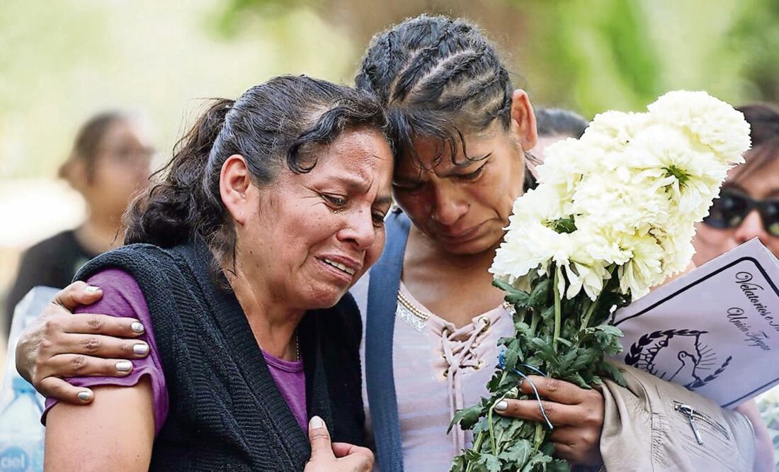 El jueves, en el entierro de su hijo Héctor, Adela Sarmiento y su hermana Lucila pidieron ayuda para que Sergio recibiera mejor atención en el hospital. Foto: BERENICE FREGOSO. EL UNIVERSAL