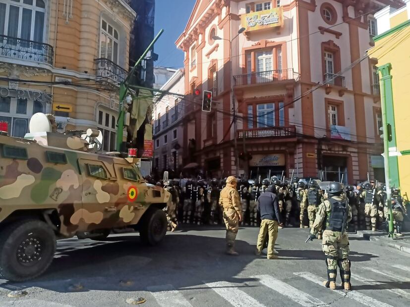 Militares se des plegaron con tanquetas frente a la sede del gobierno de Bolivia, en La Paz. Foto: Luis Gandarilla | EFE