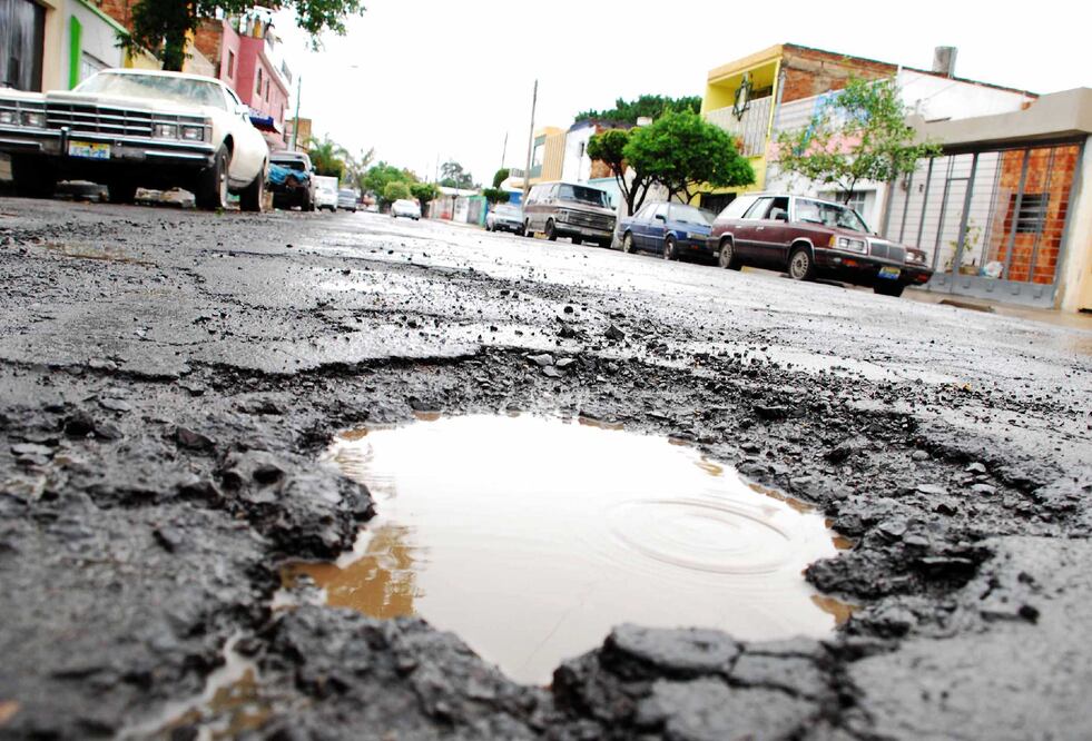 Los baches y calles en mal estado son algo común en las ciudades mexicanas 
