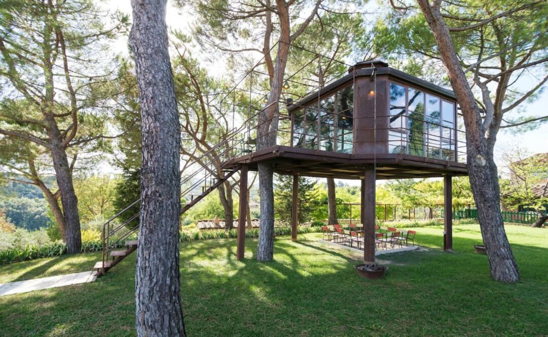 Treehouse en Florencia, Toscana, Italia. Disfrutarás de un ambiente romántico entre los árboles de pino, alberca y chimenea.(Foto Cortesía Airbnb)