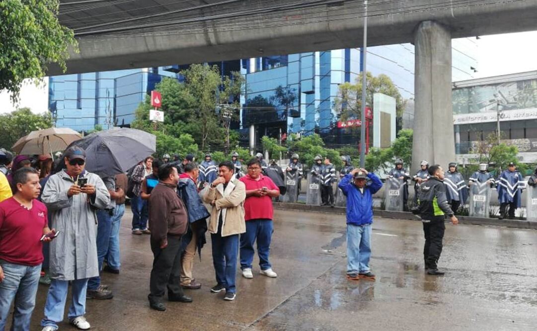 Profesores de la CNTE se manifiestan en TV Azteca