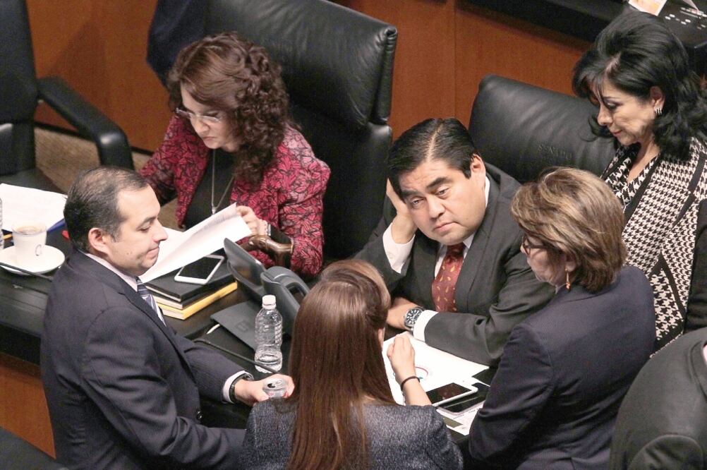Miguel Barbosa (al centro), coordinador del PRD en el Senado, calificó las alianzas con la derecha como el último de los errores del partido (CARLOS MEJÍA. EL UNIVERSAL)
