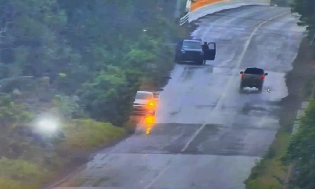 07:42 Un auto blanco y una camioneta negra(izquierda) se paran a un costado de la carretera costera 200. Foto: captura de pantalla