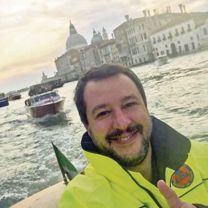 Polémica. El ministro del Interior, Matteo Salvini, fue criticado por esta foto en una visita a zonas afectadas. Foto: TOMADA DE REDES