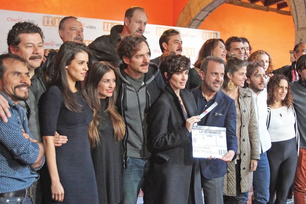 El elenco de La hermandad en el claquetazo oficial; estrenará en 2016 (ADRIÁN HERNÁNDEZ. EL UNIVERSAL)