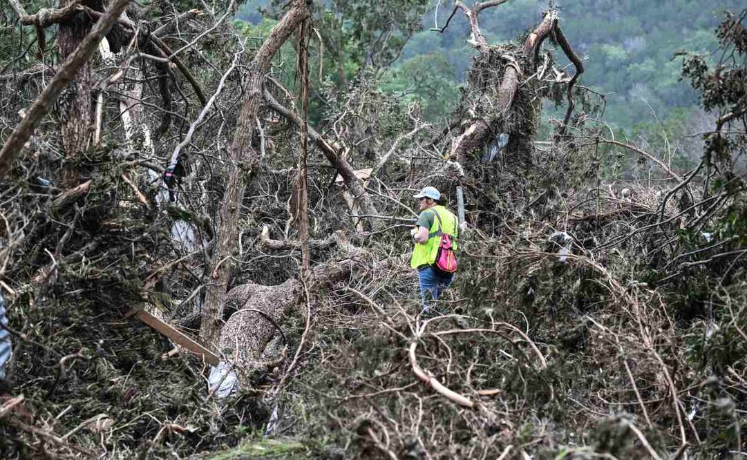 Un voluntario busca a personas desaparecidas tras las graves inundaciones repentinas ocurridas durante el fin de semana festivo del 4 de julio en Hunt, Texas, el 6 de julio de 2025. Foto: AFP