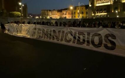 Mujeres perredistas exigen en el Zócalo un alto a los feminicidios