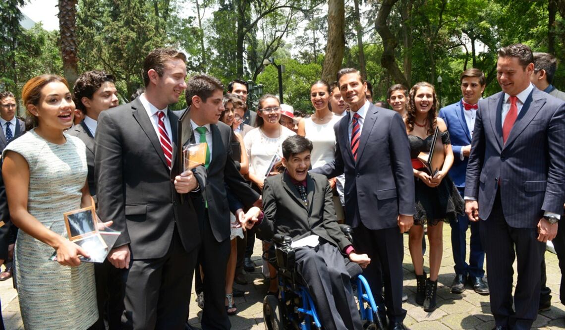 Presidencia publicó este viernes una selección de fotografías del mandatario tomadas este año. Esta corresponde a la entrega del Premio Nacional de la Juventud el 12 de agosto