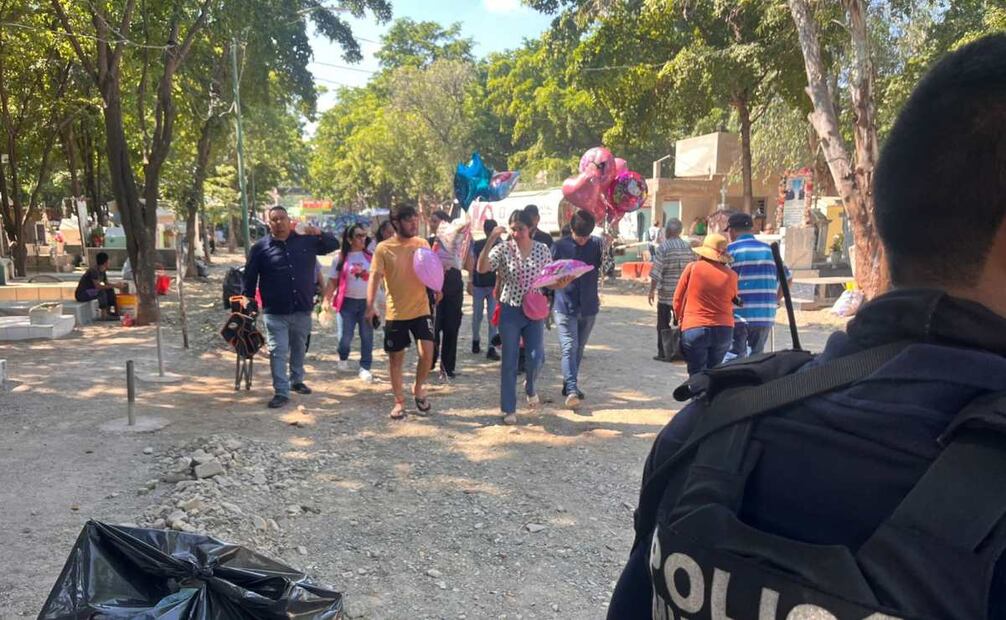 El panteón de la 21 de Marzo, se dispone, no sólo de seguridad en el exterior, sino entre las calles a fin de dar tranquilidad a los visitantes.
Foto: Especial.