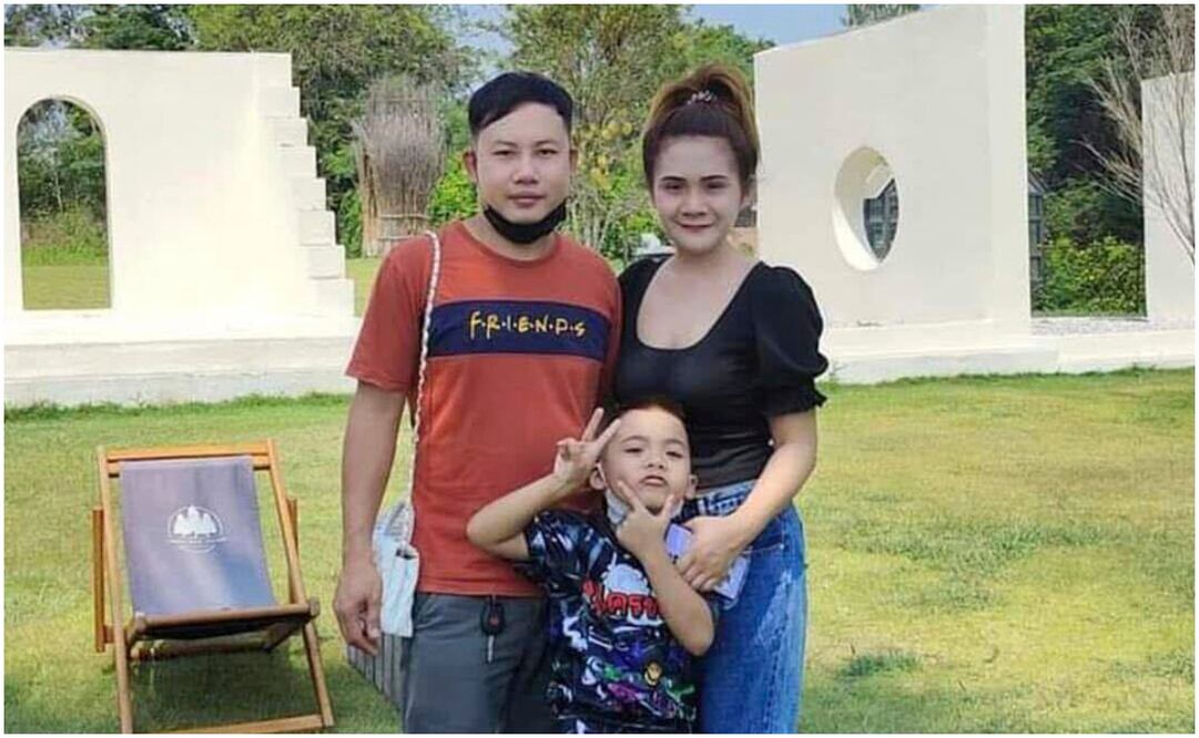 Esta imagen sin fecha, distribuida por el Foro de Familias de Rehenes, muestra a Nattapong Pinta con su esposa y su hijo. Foto: AP