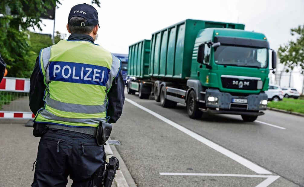 La policía alemana controla el cruce fronterizo del Puente de Europa que
separa Francia y Alemania, en Kehl. Foto: Teresa Suarez / EFE
