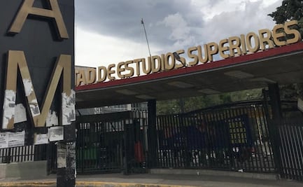Alumna de la FES Acatlán somete a conductor de taxi que intentó asaltarla; personal de la UNAM la auxilia 
