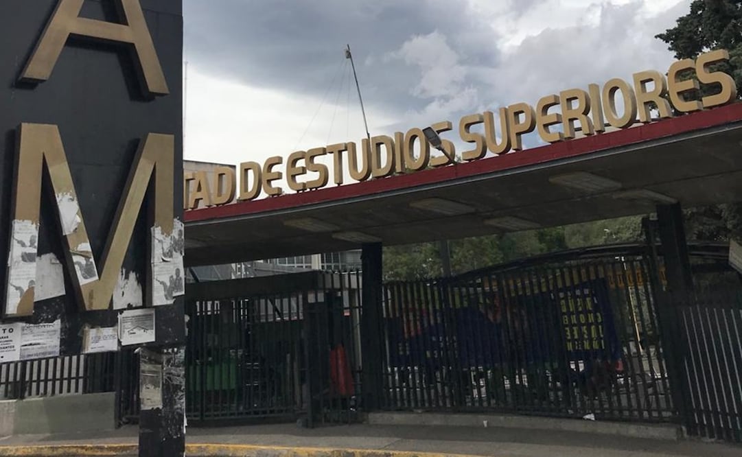 Una alumna logró someter a un presunto conductor de taxi de aplicación tipo Didi, cuando este le exigió que le entregara todo lo que llevaba al llegar a la Facultad de Estudios Superiores (FES Acatlán). Foto: Especial.