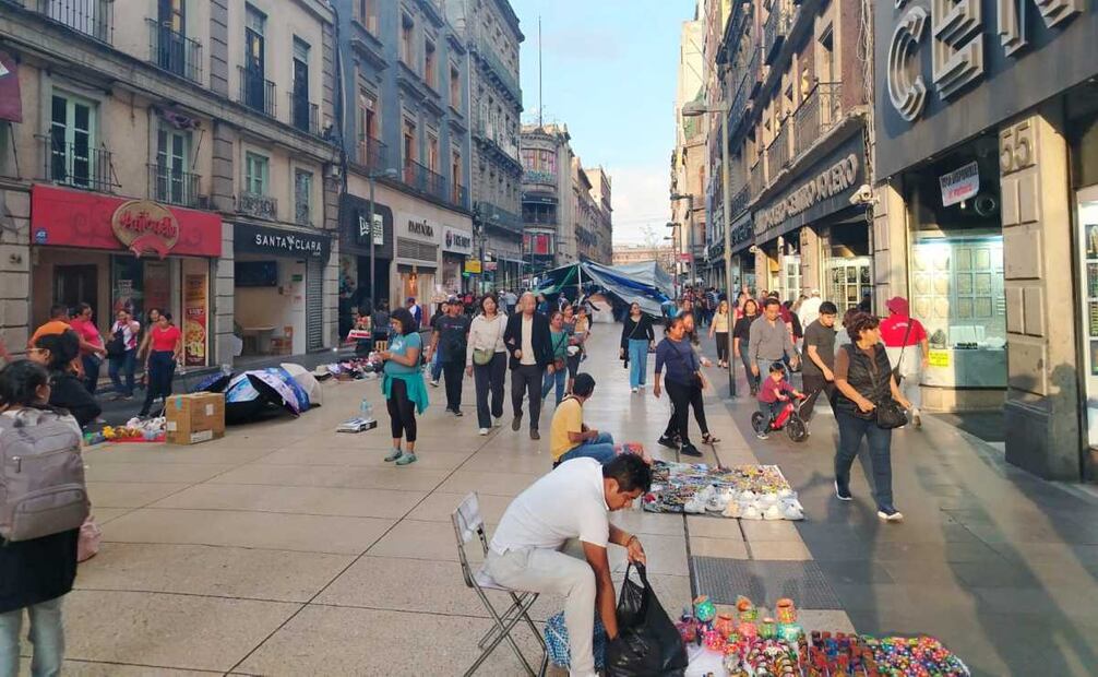 Maestros de la CNTE de Oaxaca hacen maletas del plantón en el Zócalo. Foto: Eduardo Dina/ EL UNIVERSAL