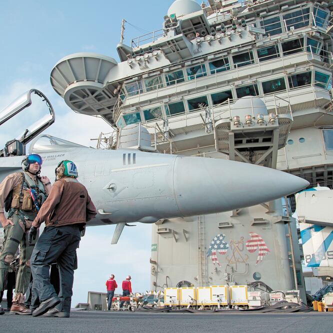 Un piloto y un miembro de la tripulación del portaaviones USS Abraham Lincoln en el mar Arábigo, el pasado 3 de junio. ARCHIVO AP
