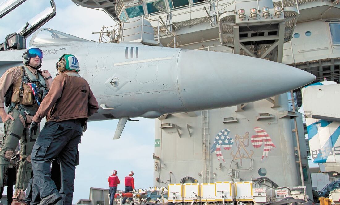 Un piloto y un miembro de la tripulación del portaaviones USS Abraham Lincoln en el mar Arábigo, el pasado 3 de junio. ARCHIVO AP