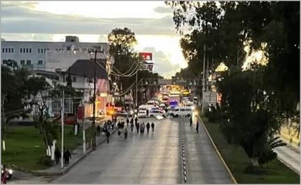 Transportistas bloquean la Vía José López Portillo y la Avenida Central provocando caos vial