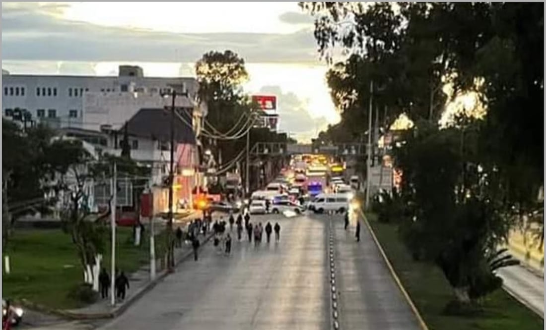 Hay presencia de manifestantes bloqueando la Vía José López Portillo y la Avenida Central provocando caos vial. Foto: Especial