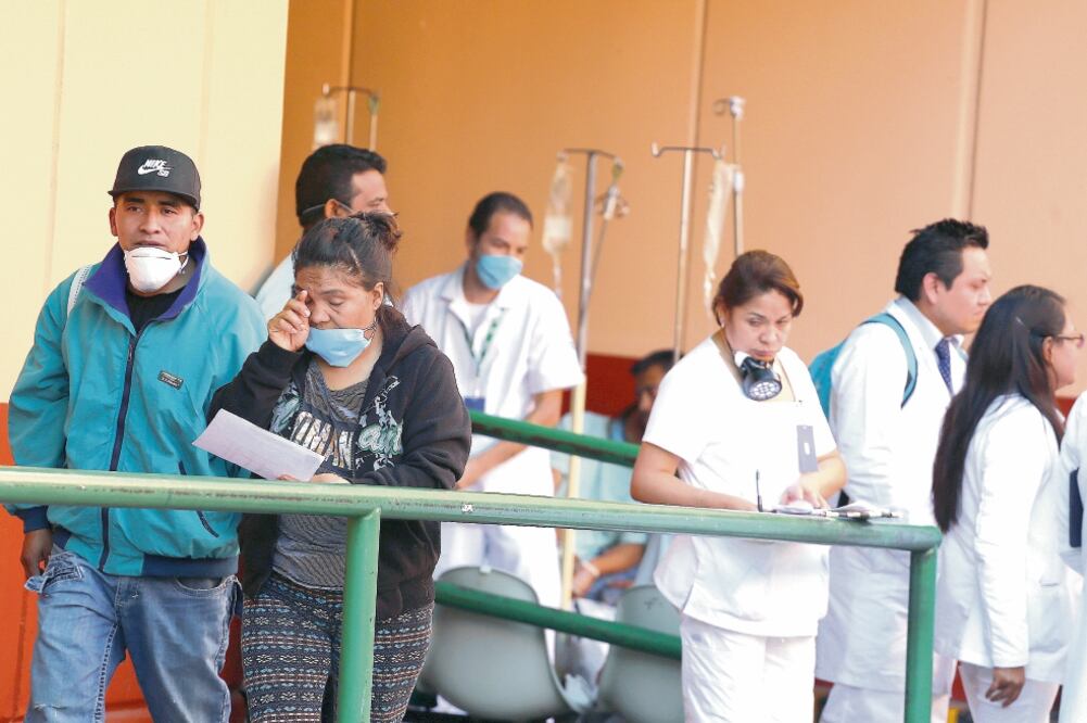 A fin de evitar la contaminación con un agroquímico, con el que un transportista tuvo contacto, Protección Civil aisló a 40 pacientes del área de Urgencias, y los reubicó en otras áreas de ese hospital y en clínicas cercanas (BERENICE FREGOSO)