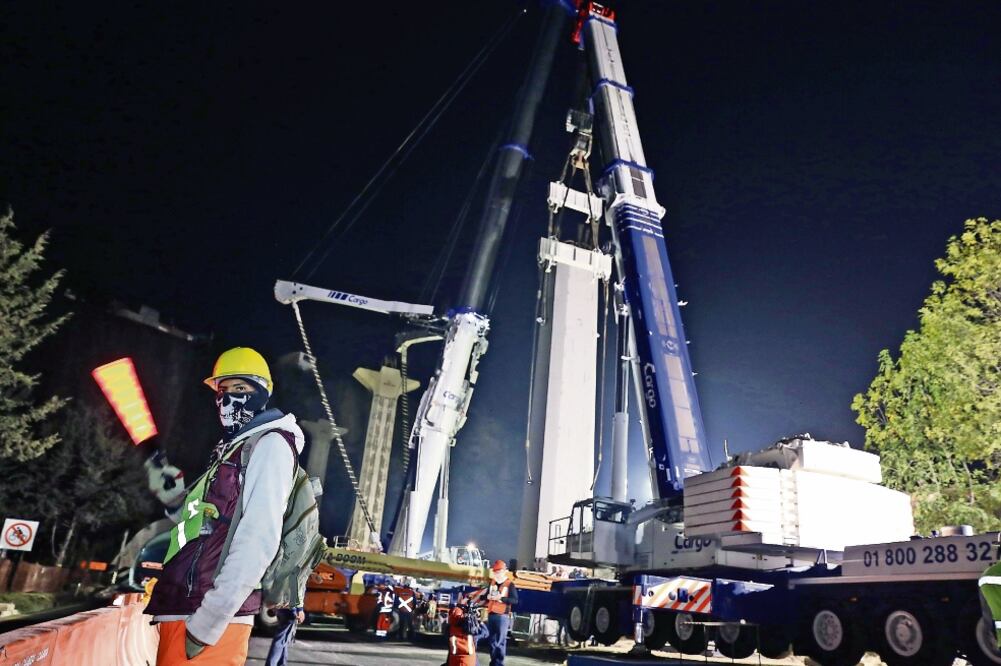 Ayer por la madrugada se colocaron una columna, una trabe y un capitel, los cuales darán soporte a los rieles por donde pasará el Tren Interurbano México-Toluca (BERENICE FREGOSO. EL UNIVERSAL)