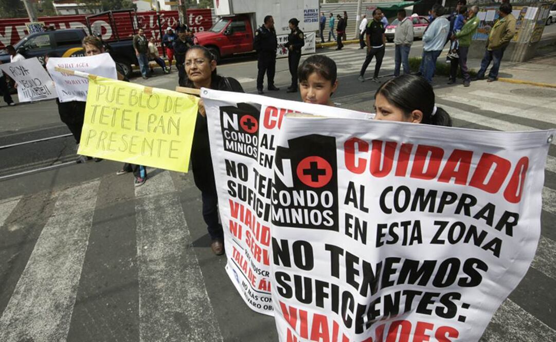 Señoras y niños de la colonia Tetelpan protestan por el magacondominio. Luis Cortés