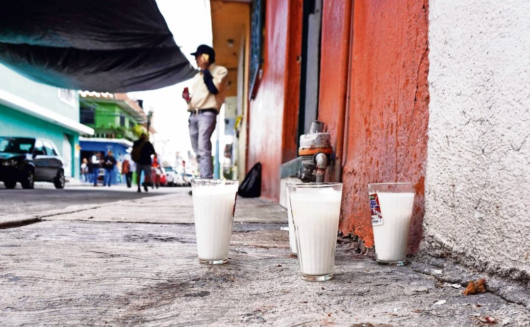 Familiares y vecinos colocaron veladoras en el lugar donde murieron las personas durante la balacera. Foto: Mario Armas / AFP