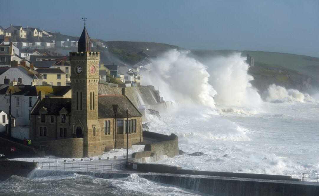 Olas rompiendo en torno a una iglesia en el puerto de Porthleven, Cornualles, en el suroeste de Inglaterra (Foto: AP)