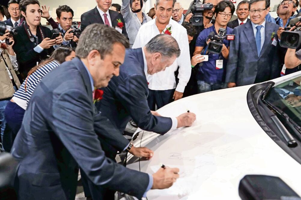 Autoridades estatales, municipales, federales y directivos de KIA, durante la inauguración de la planta