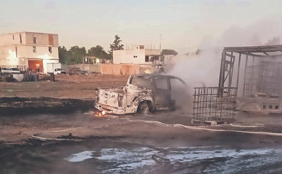 El estallido de la toma ilegal de combustible en el barrio Analco dejó dos autos calcinados. Foto Especial