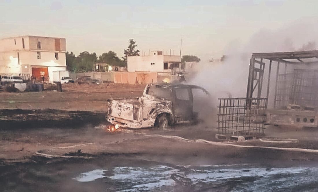 El estallido de la toma ilegal de combustible en el barrio Analco dejó dos autos calcinados. Foto Especial