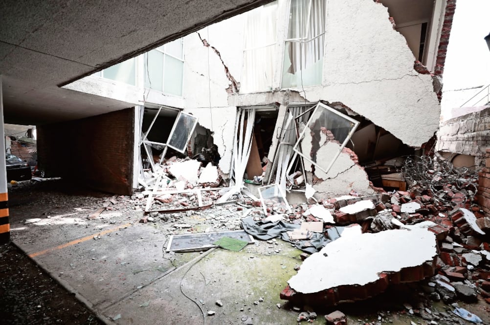 Luego del sismo, cientos de afectados de la colonia Del Valle ahora sufren por tratar de rescatar las pocas pertenencias que les quedaron (ALEJANDRA LEYVA. EL UNIVERSAL)