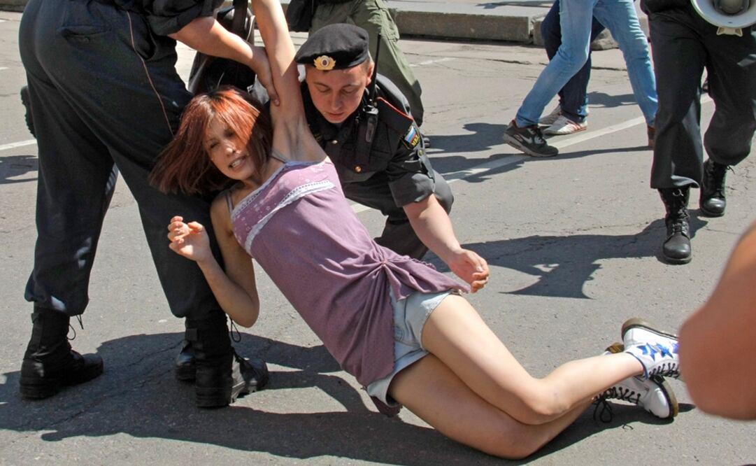 En 2011 la policía detuvo a Nadezhda Tolokonnikova, del grupo de artistas Voyná, lireado por Vorotnikov, durante un intento por celebrar la marcha del orgullo gay en Moscú. Foto: Archivo