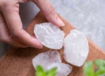 Cómo usar la piedra de alumbre para tratar la piel con estrías