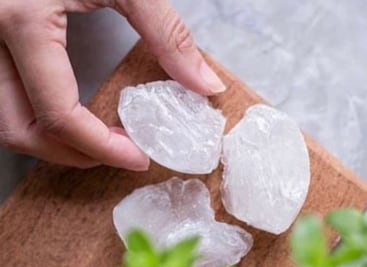 Cómo usar la piedra de alumbre para tratar la piel con estrías