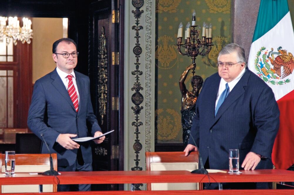 El secretario de Hacienda y Crédito Público, Luis Videgaray, y el titular del Banco de México, Agustín Carstens, en conferencia de prensa conjunta en Palacio Nacional (ARIEL OJEDA. EL UNIVERSAL)