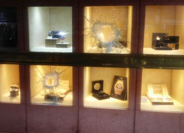 Asaltan joyería en plaza de Altavista; hieren a policía