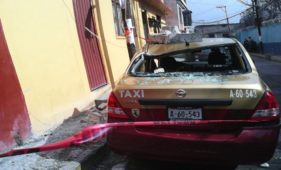 El incidente provocó abolladuras en el techo y rompimiento del parabrisas del coche (Foto: Especial)