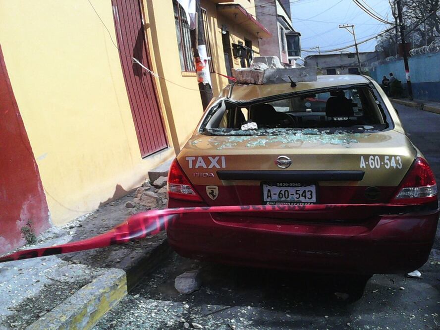 El incidente provocó abolladuras en el techo y rompimiento del parabrisas del coche (Foto: Especial)