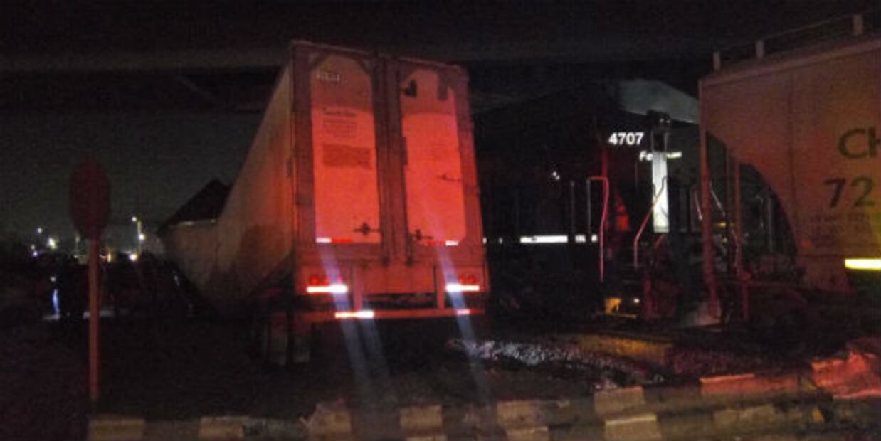 Tren embiste a tráiler en Ecatepec; trató de ganarle el paso