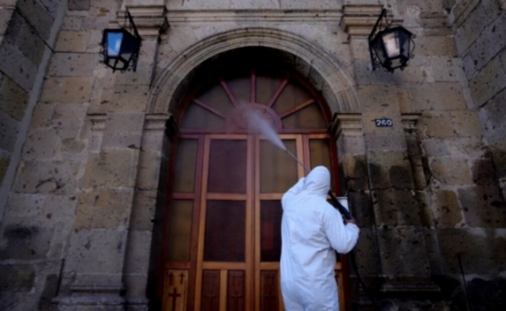 Así limpian las calles en Guadalajara por el coronavirus