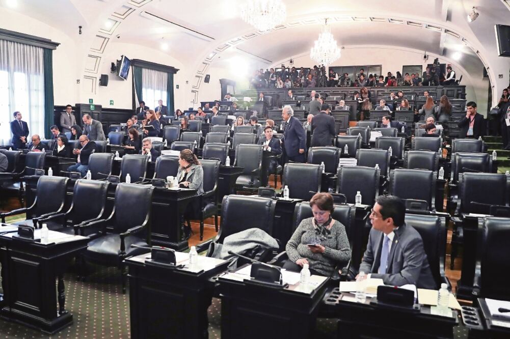 La sala de plenos de la Casona de Xicoténcatl, antigua sede del Senado de la República, estaba semivacía tras el puente de cinco días que tomaron los asambleístas por los festejos del 1 y 2 de noviembre (LUCÍA GODÍNEZ. EL UNIVERSAL)