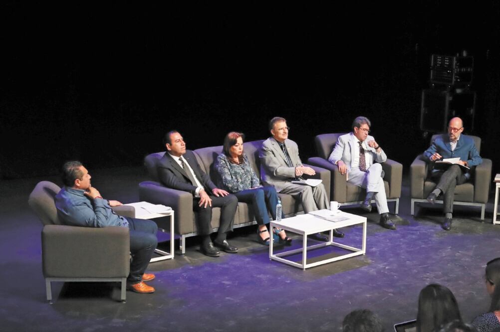 Alejandro Peña Villa, Óscar Eduardo Ramírez, Antonia Cárdenas, Tonatiuh Bravo Padilla, Ricardo Monreal y Ricardo Raphael participaron en el primer debate del foro El federalismo desde las competencias regionales. Foto: BERENICE FREGOSO