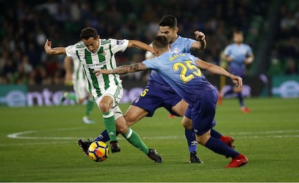 Andrés Guardado, con rabia en el Real Betis