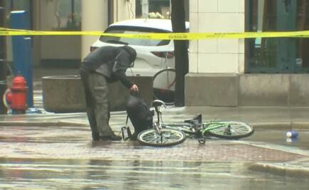 Ciclista impaciente vacía mochila sospechosa en EU; policía lo taclea 