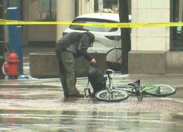 Ciclista impaciente vacía mochila sospechosa en EU; policía lo taclea